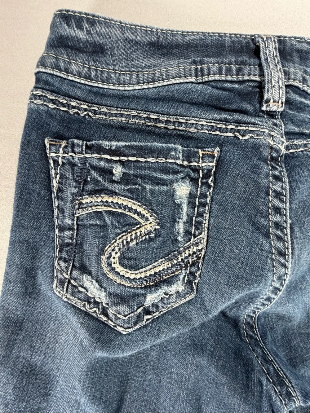 Silver Suki Crop/Capri Blue Jeans Stressed W 29/L 22 1/2 #977